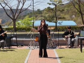 '너와 나, 우리 사이 1M' 버스킹 공연